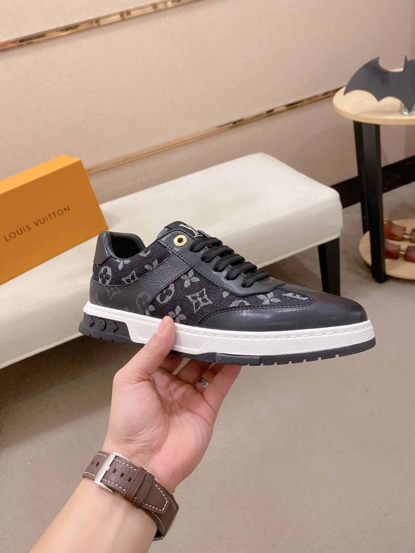 Factory price: 400 men's shoes💰🇮🇹🇮🇹LV Louis Vuitton. The latest fashionable casual shoes are popular in physical stores. New spring and summer comfortable imported custom original cowhide, unique jacquard fabric element design. With sheepskin lining, Lv original bottom, [sun][sun] high-end packaging and high quality💪Details determine the quality, you can enter and exit the counter at will, welcome to compare🇮🇹Size 38-44